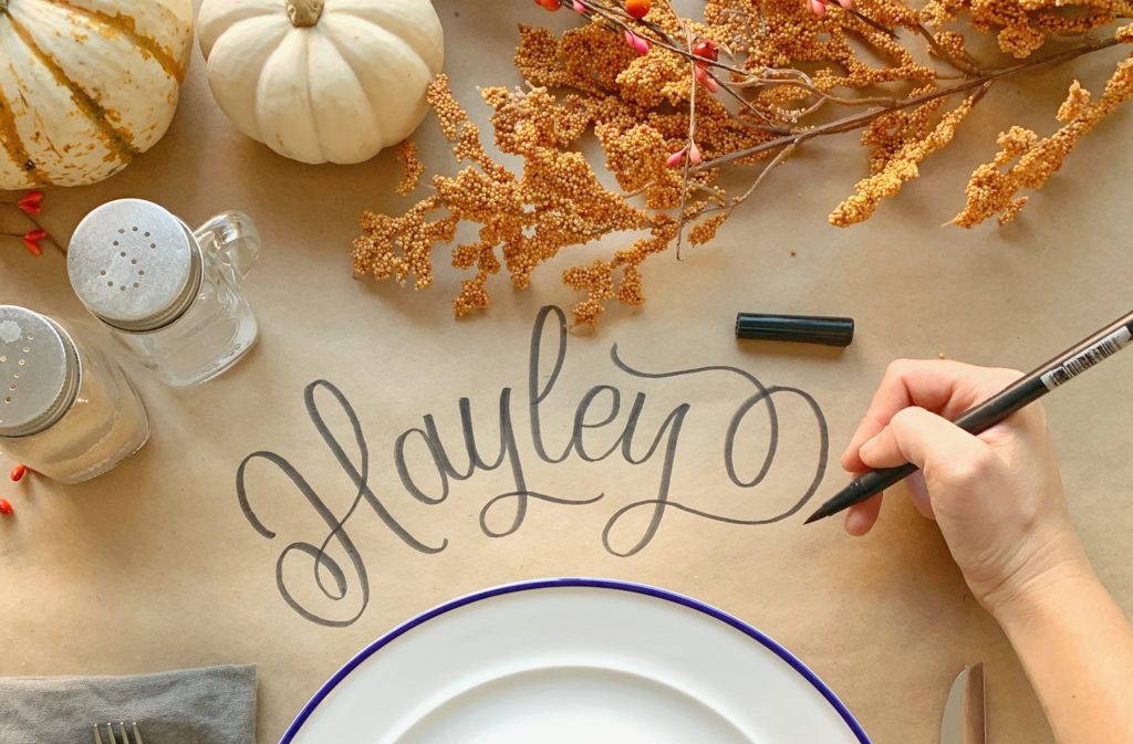 A pretty place card doesn't have to be complicated! A hand lettering ...