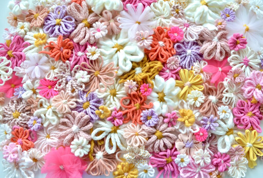 Yarn Spring Projects Add some darling yarn flowers to your spring décor! Here's the tutorial...
